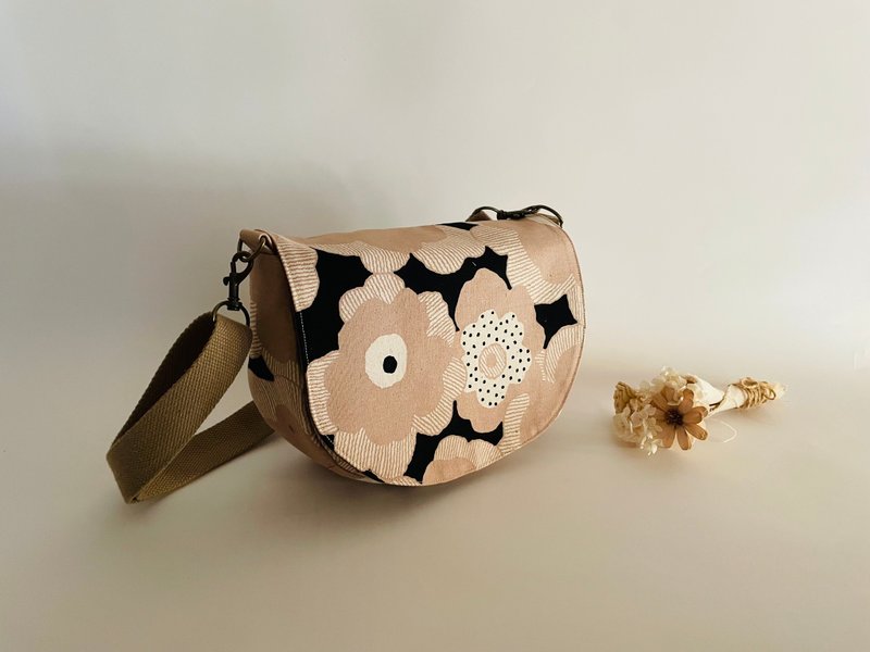 人气图腾 奶茶色系。马鞍包。长夹折伞都好放。拉链内袋 插袋 - 侧背包/斜挎包 - 棉．麻 黑色