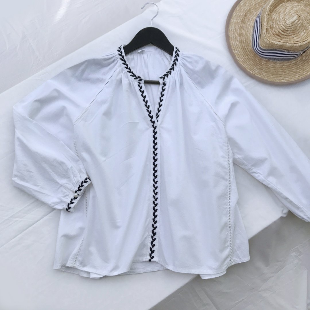 Vintage Everywhere shirt and decorated with embroidery / vintage shirt - 女装上衣 - 棉．麻 白色