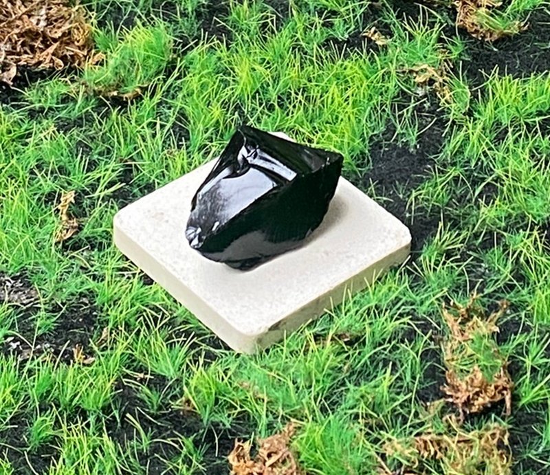 黑曜石| 天然水晶矿石| 避邪保平安 | 净化负能量 | 鬼月保平安 - 摆饰 - 水晶 黑色