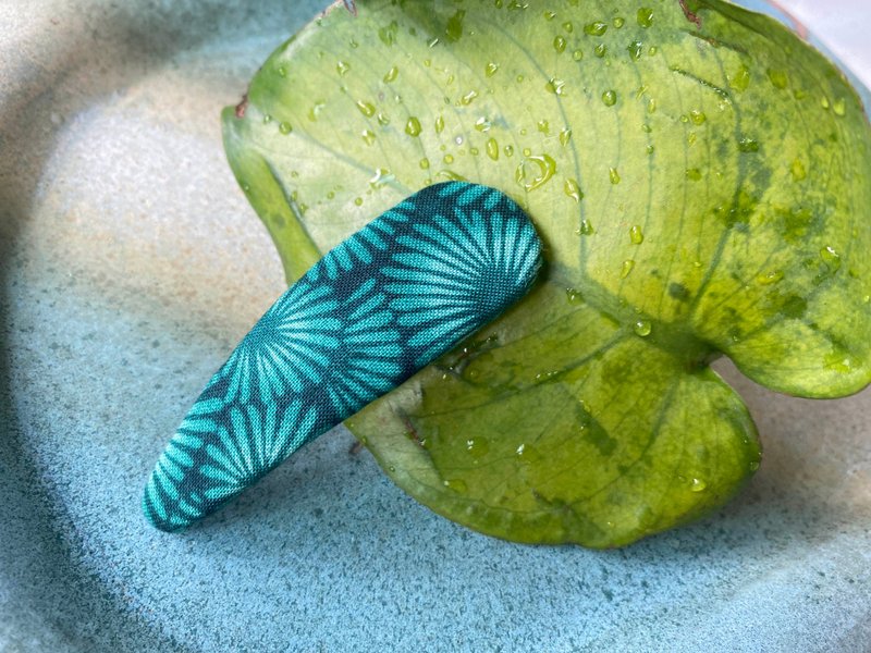 :  菲莉西亚: 花布发夹 BB夹 包布手工发饰 绿色 北欧简约丨之地 - 发饰 - 棉．麻 蓝色