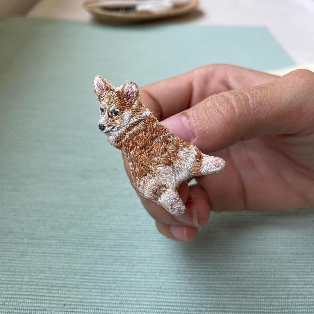 (Custom Made) Miniature Pet Hand Embroidery Brooch - 胸针 - 绣线 多色