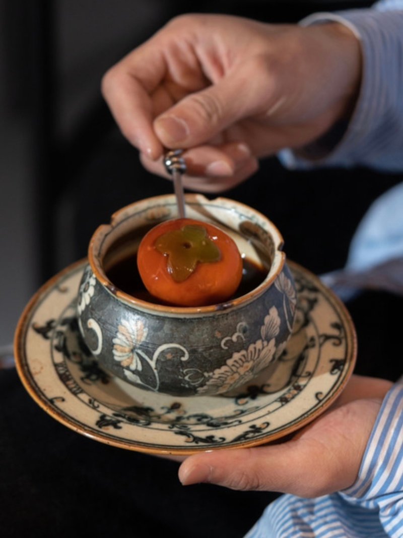 中华唐风 变形牡丹纹青花瓷手作杯 景德镇制 大钱袋型杯 250ml - 咖啡杯/马克杯 - 陶 黑色