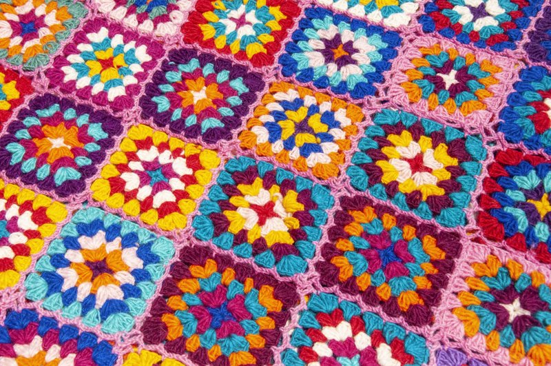 手工羊毛钩织盖毯 编织沙发巾 露营保暖 东欧风钩织桌垫-彩虹花朵 - 围巾/披肩 - 羊毛 多色