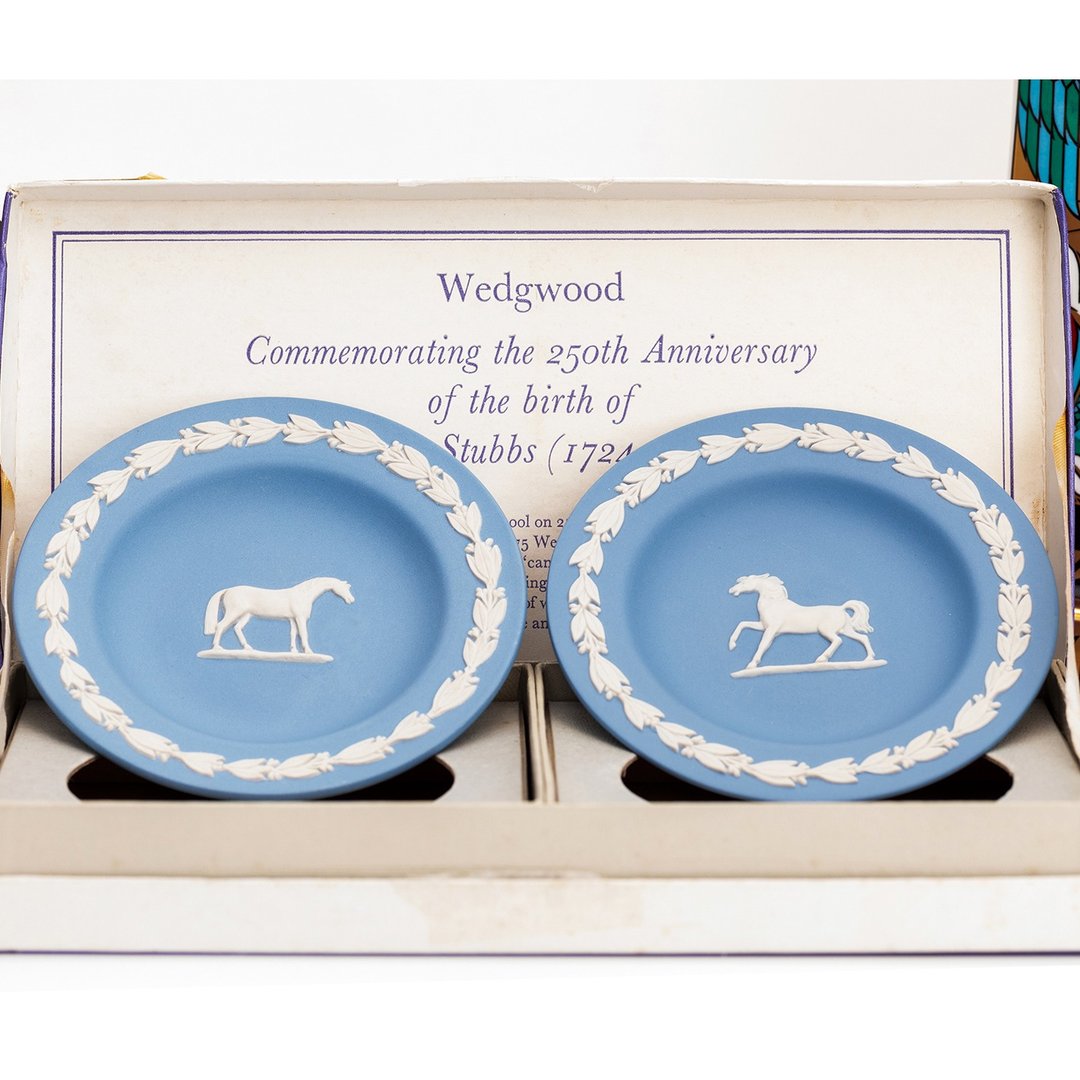 英国制 Wedgwood 250 周年纪念陶瓷马盘对组 马术浮雕装饰盘 - 摆饰 - 瓷 