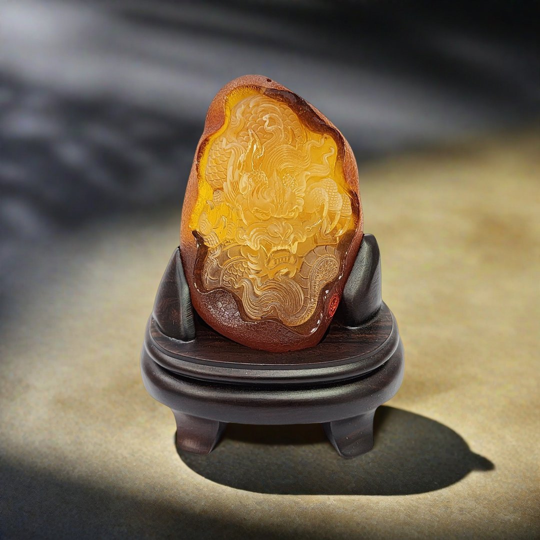 腾彪琥珀 金绞蜜蜡 石窟神龙 收藏精雕挂件摆饰 大师篆刻 附底座 - 摆饰 - 半宝石 黄色