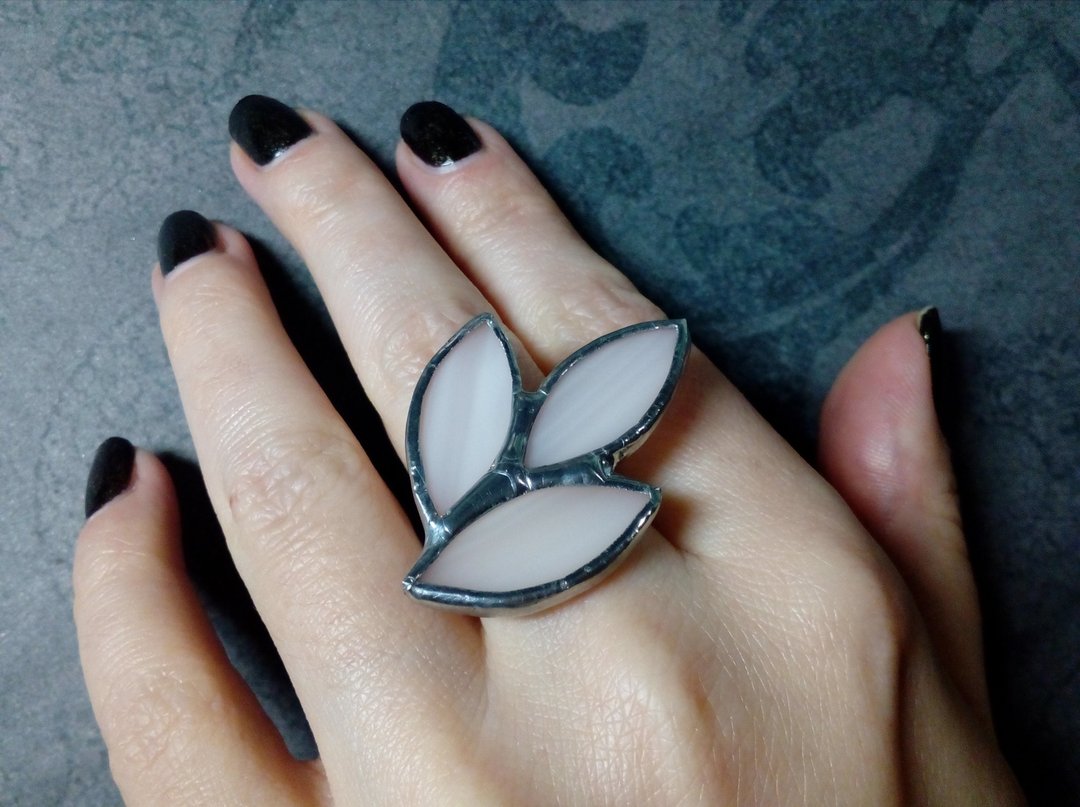 Pink faerie jewelry. pink elven ring. glass leaf ring. stainglass spike ring. 鑲嵌 - 戒指 - 玻璃 粉红色