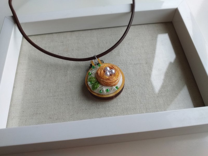 树丛里的鸟巢_手工刺绣迷你绣框项链 - 项链 - 绣线 多色