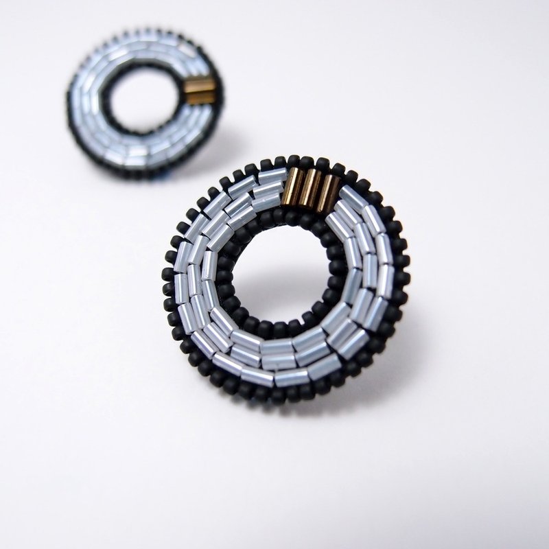 白 同心圆圈圈 手工刺绣耳环 - 耳环/耳夹 - 玻璃 白色