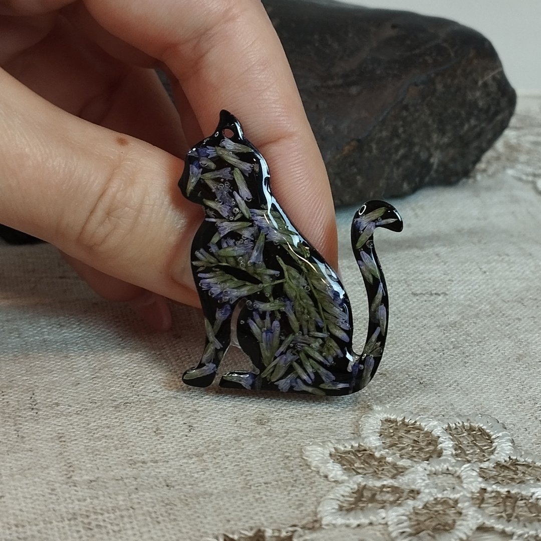 黑猫别针。黑猫干花胸针。手工制作的树脂胸针。 - 胸针 - 树脂 黑色