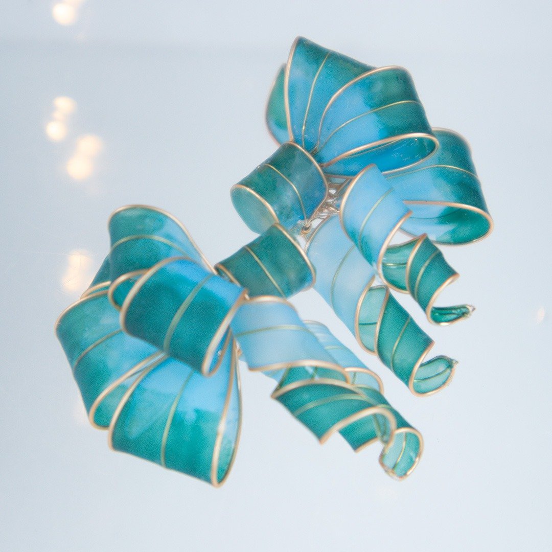 Pale Green Ribbon 淡绿耳针 - 耳环/耳夹 - 水晶 绿色