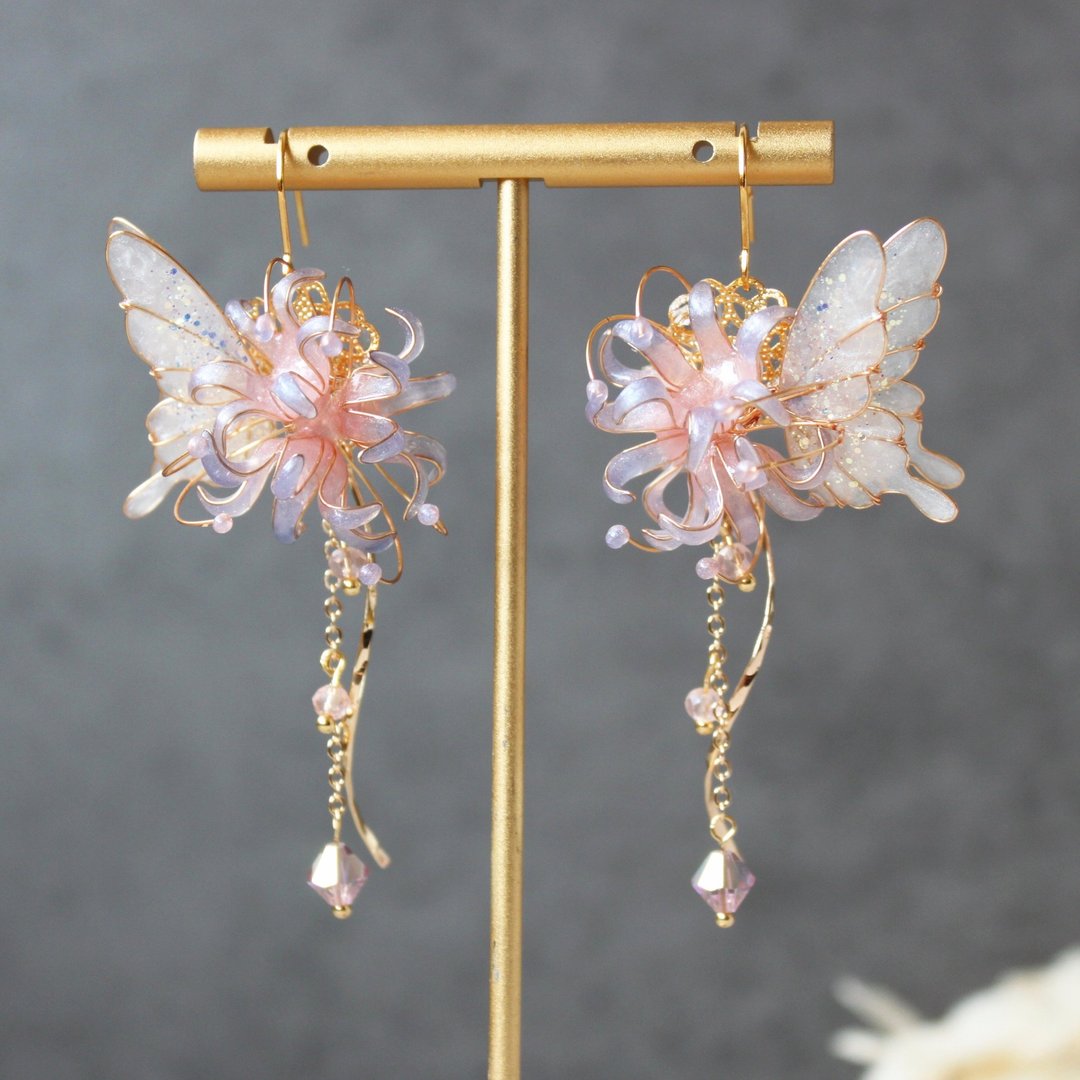 【粉蓝彼岸花蝴蝶耳环】彼岸花 蝴蝶  手工铜线树脂 耳环/耳夹 - 耳环/耳夹 - 树脂 多色