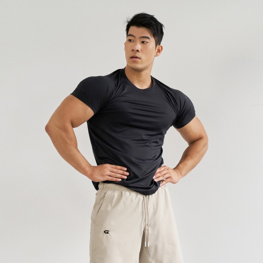 【GLADE.】Core凉感抗UV训练 男短袖上衣 (极致黑) - 男装运动衣 - 聚酯纤维 黑色