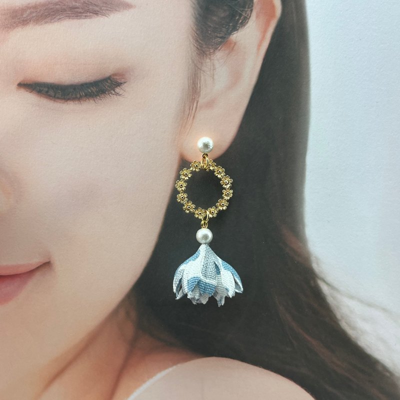 Iceland 冰岛灰白色调小金花圈耳环 - 耳环/耳夹 - 棉．麻 多色