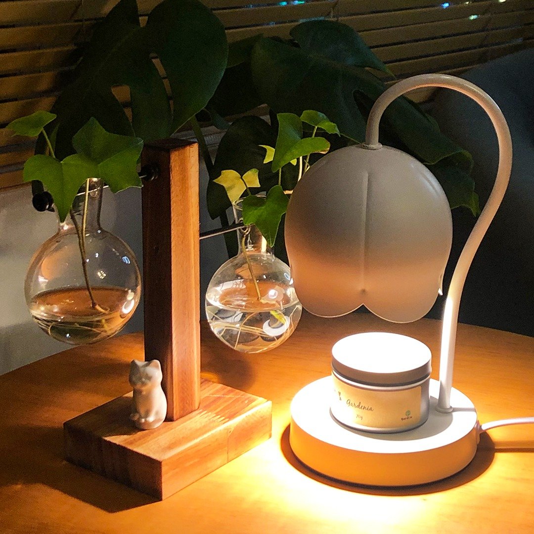 白色香薰蜡烛台灯小夜灯 熔蜡灯 送香薰大豆蜡烛 (只售香港) - 灯具/灯饰 - 其他金属 
