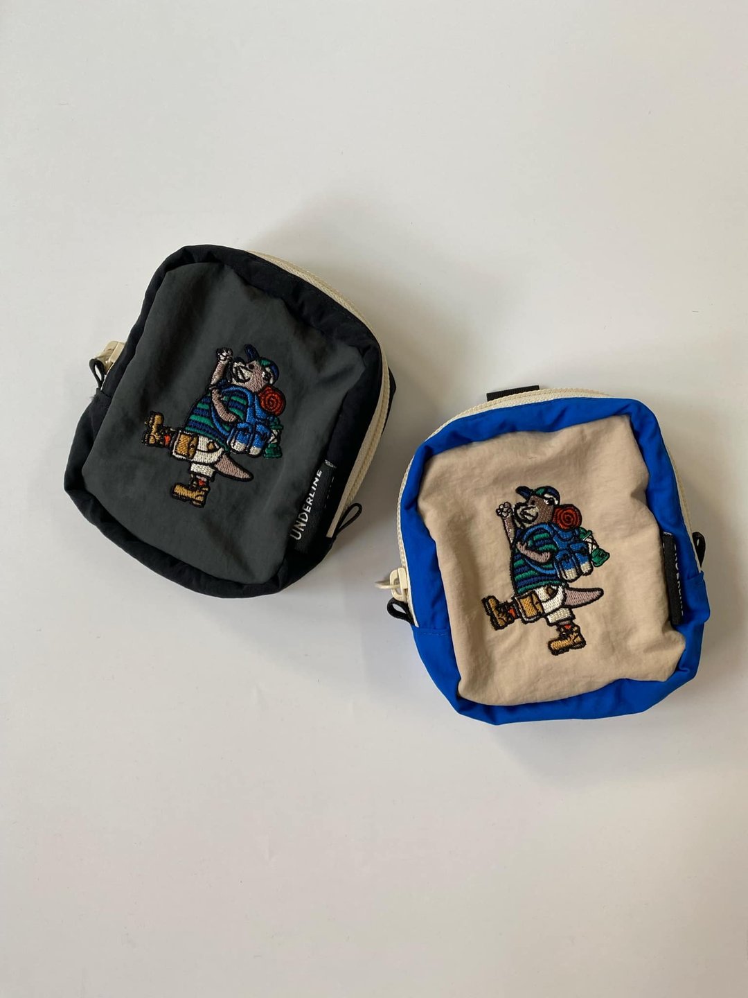 水獭刺绣登山小包 - 零钱包 - 棉．麻 多色