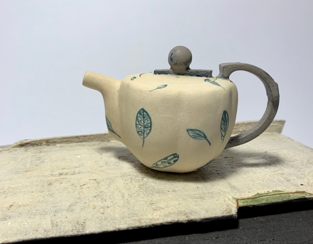 李善愔手捏陶壶 - 茶具/茶杯 - 陶 