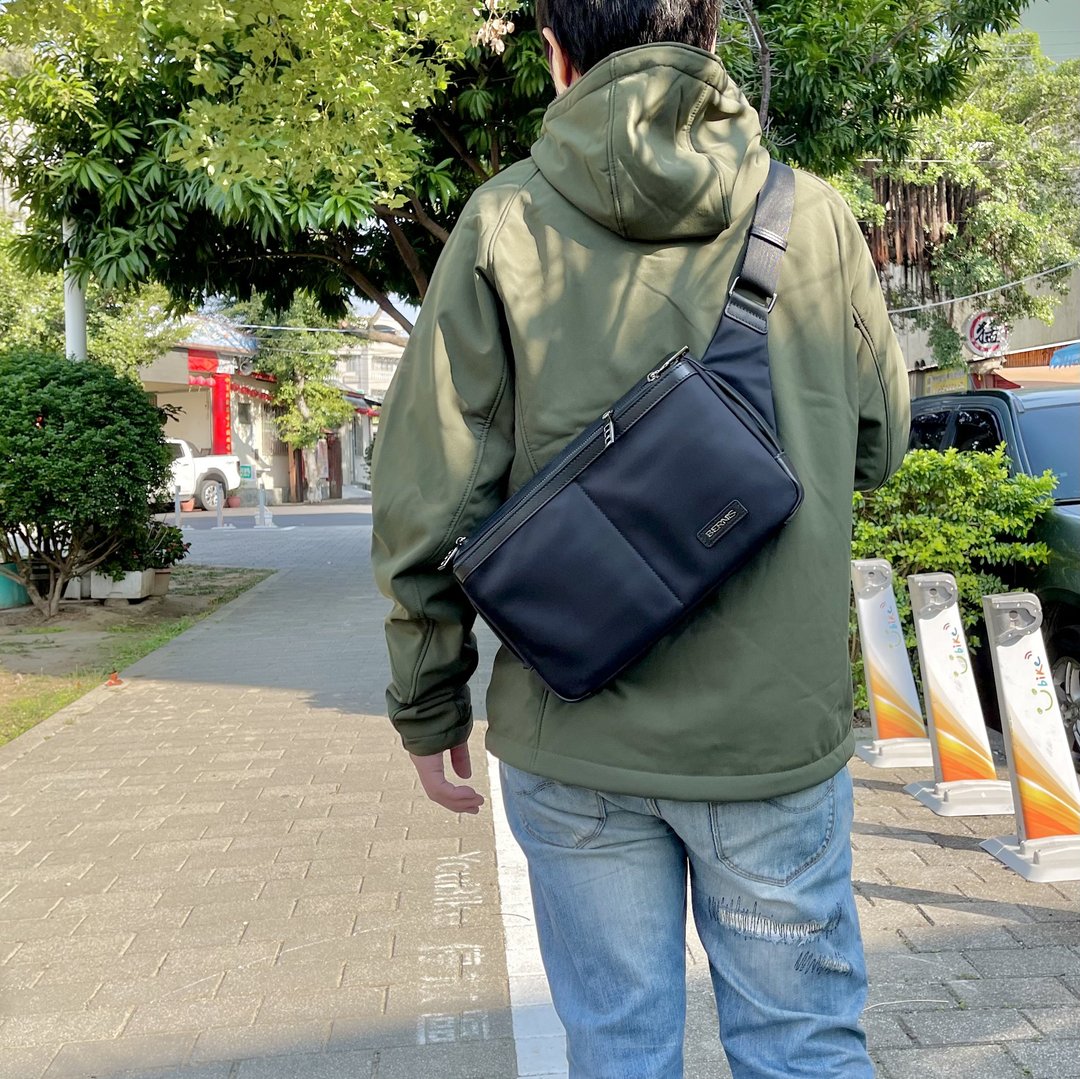 尼龙| 斜侧背方形包 黑色 防拨水面料 - 侧背包/斜挎包 - 尼龙 黑色