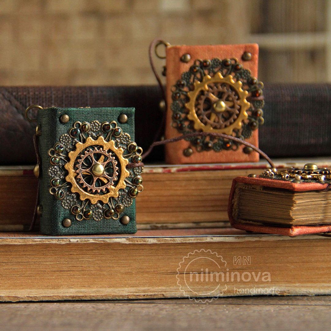 Miniature book lover Mini books Tiny book charm Steampunk necklace Book keychain - 钥匙链/钥匙包 - 环保材料 绿色