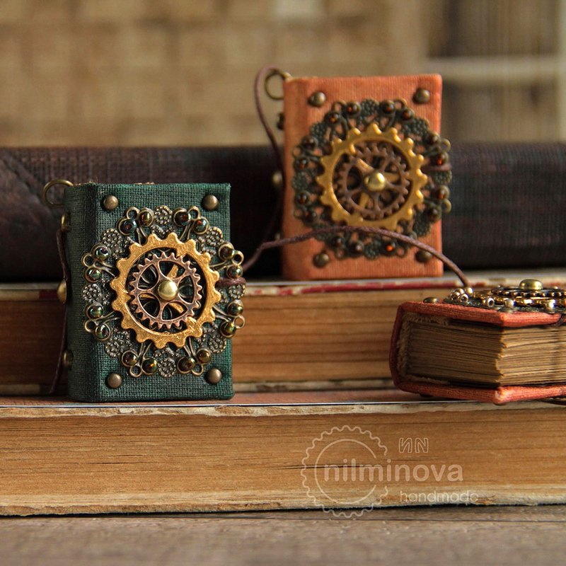 Miniature book lover Mini books Tiny book charm Steampunk necklace Book keychain - 钥匙链/钥匙包 - 环保材料 绿色