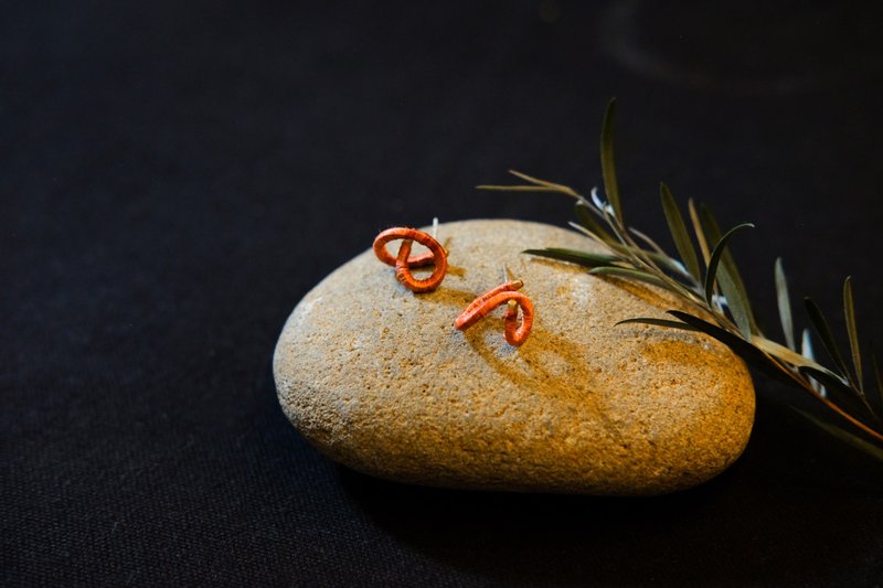 小弯曲耳环 ~ 日本线材 | 永续饰物 - 耳环/耳夹 - 铜/黄铜 黑色