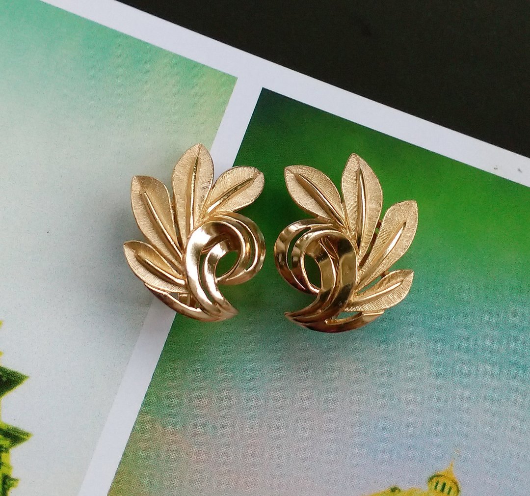 TRIFARI  刷金 卷叶 夹式耳环。西洋古董饰品 - 耳环/耳夹 - 其他金属 金色