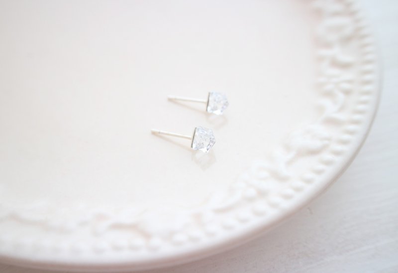 水晶方块耳环 4mm 水晶方块 奥地利水晶 纯银耳环  一对 抗敏 - 耳环/耳夹 - 其他金属 白色