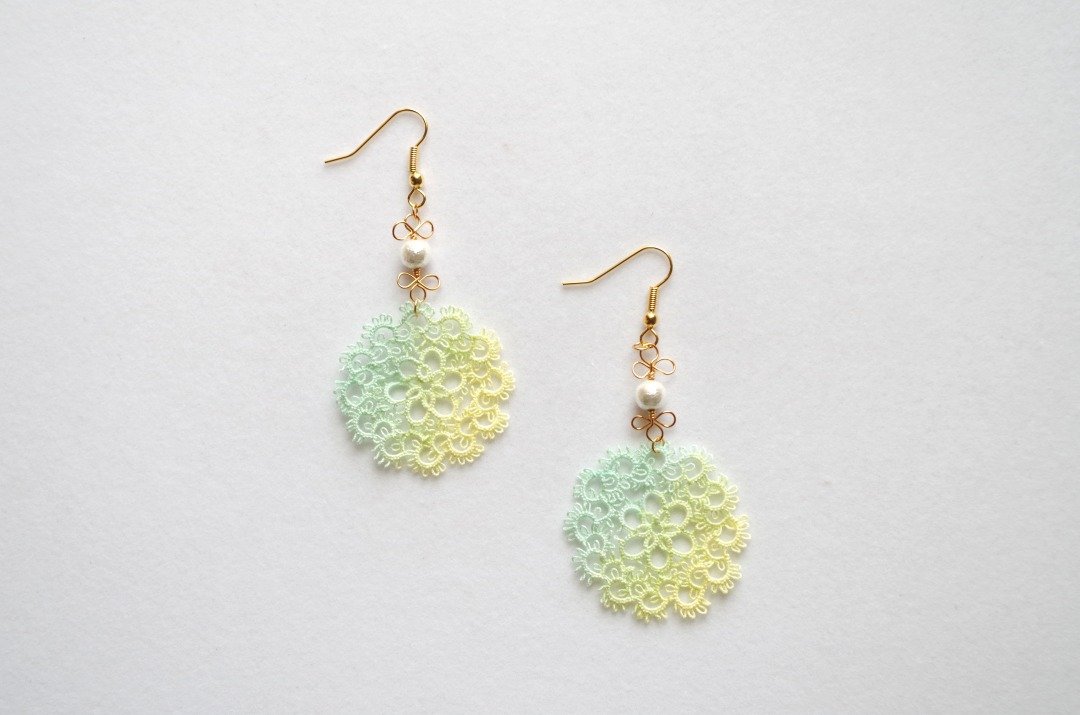 Hand-dyed tatting lace and cotton pearl earrings - 耳环/耳夹 - 棉 绿色