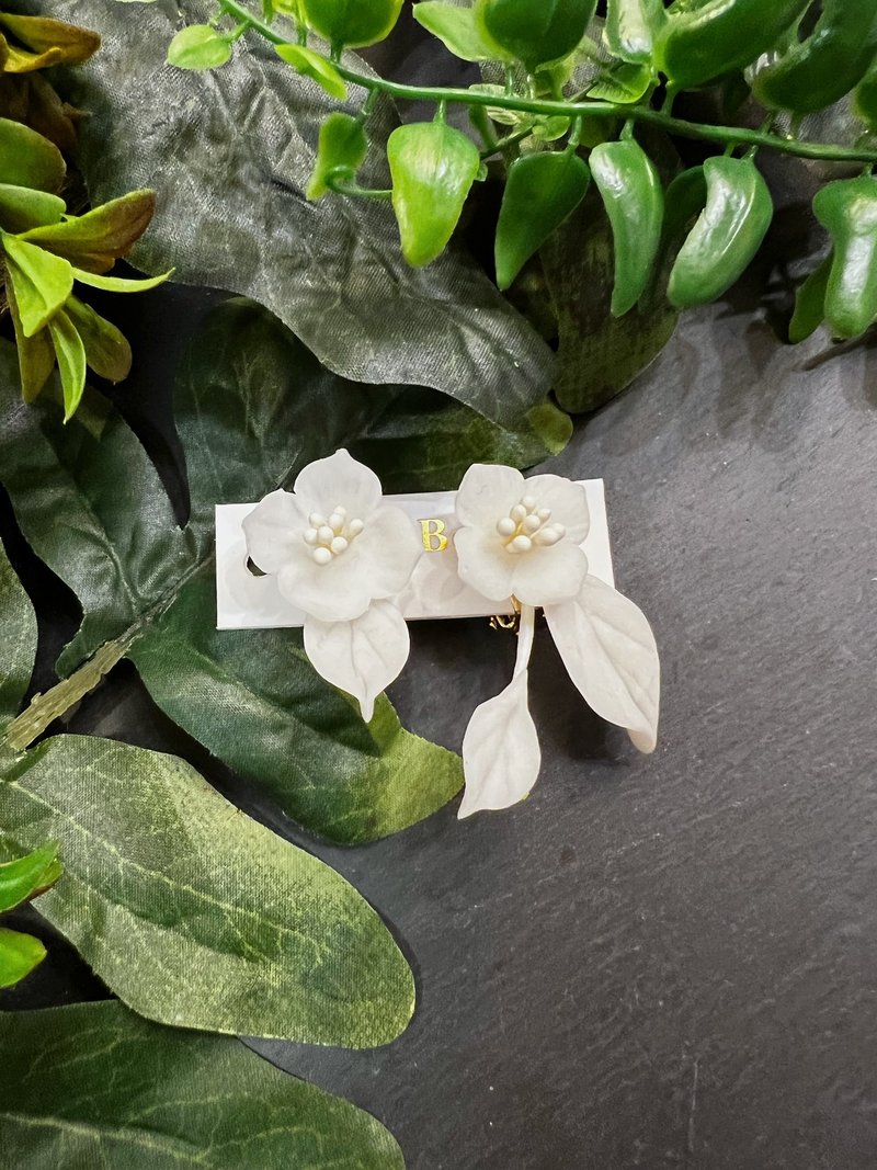 冒牌老板娘 Kingboss日本陶瓷土花朵不对称耳环2022I - 耳环/耳夹 - 粘土 白色