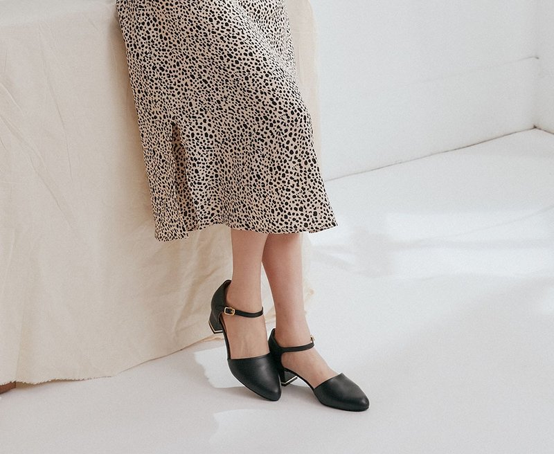 谁穿谁美!真皮尖头腰空跟鞋 友善尺码23.5-27.5_黑 - 高跟鞋 - 真皮 黑色