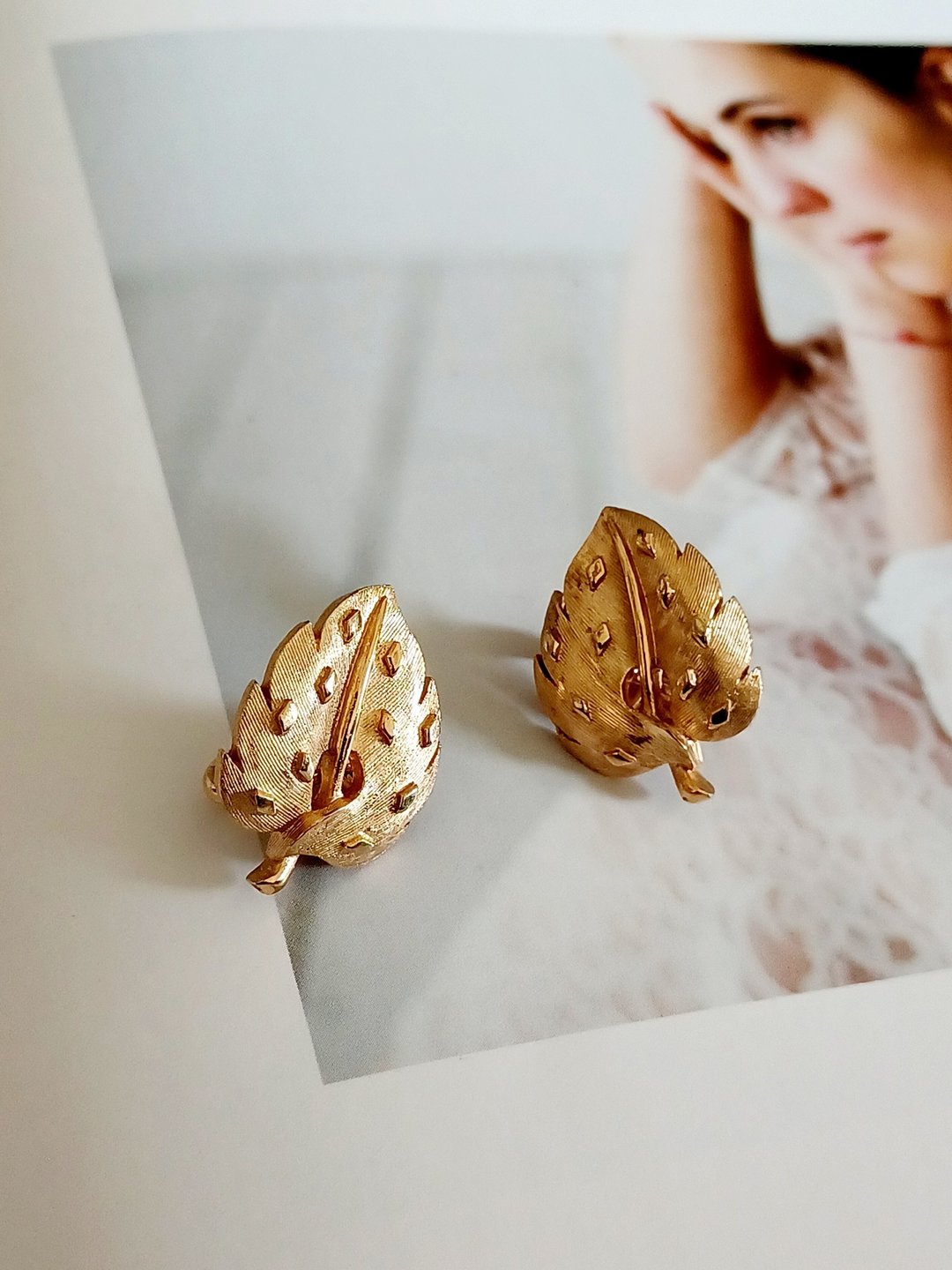 vintage jewelry 古董Trifari 金色抛光纹理叶子夹式耳环 - 耳环/耳夹 - 其他金属 