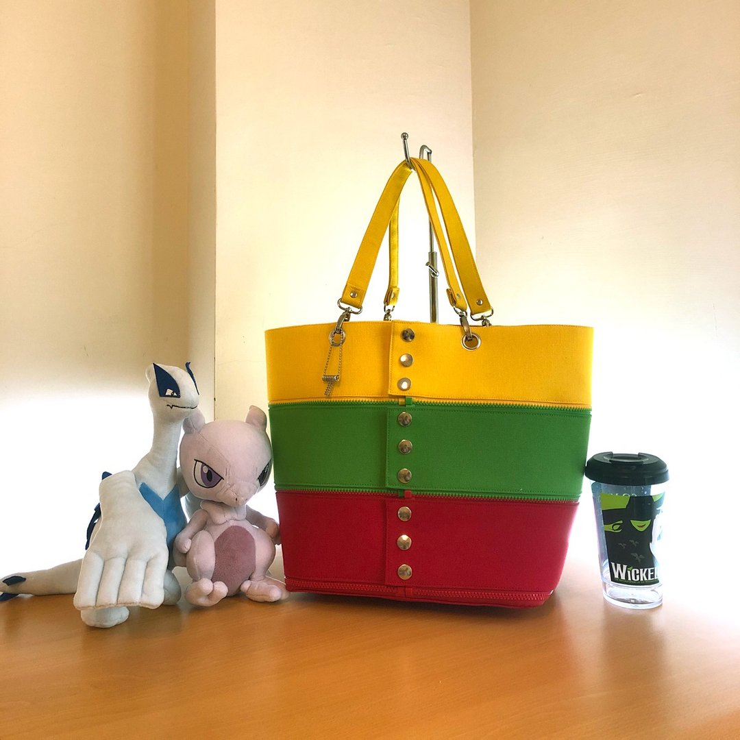 黄绿红帆布手提包。黄绿红三色横条纹组成。 - 手提包/手提袋 - 棉．麻 多色
