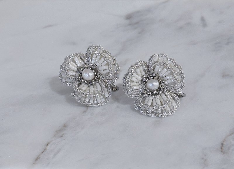 法式勾织花瓣珍珠耳饰 - 耳环/耳夹 - 绣线 白色