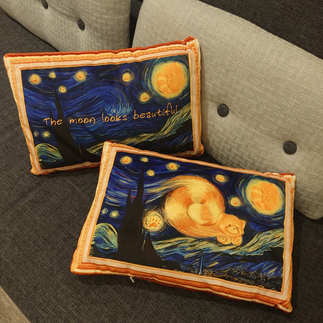 【年宵市集】小熊猫博物馆联乘 星夜 De sterrennacht名画抱枕 - 枕头/抱枕 - 聚酯纤维 多色