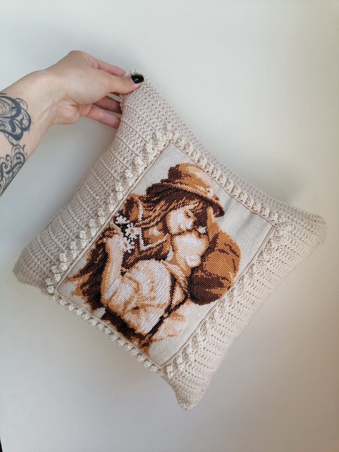 Decorative pillow crocheted with an embroidered cross print - 枕头/抱枕 - 棉．麻 多色
