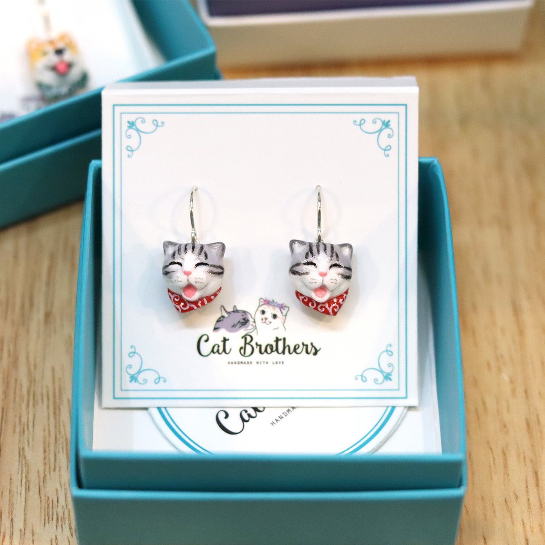 Laughing tabby cat wearing the red scarf earrings, Dangle & Drop Earrings - 耳环/耳夹 - 粘土 灰色