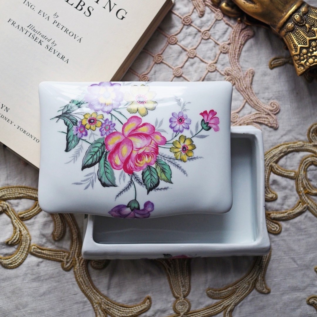 20世纪初法国 Limoges 花卉图案 书本形状 大盒子 / 饰品盒 - 摆饰 - 陶 粉红色