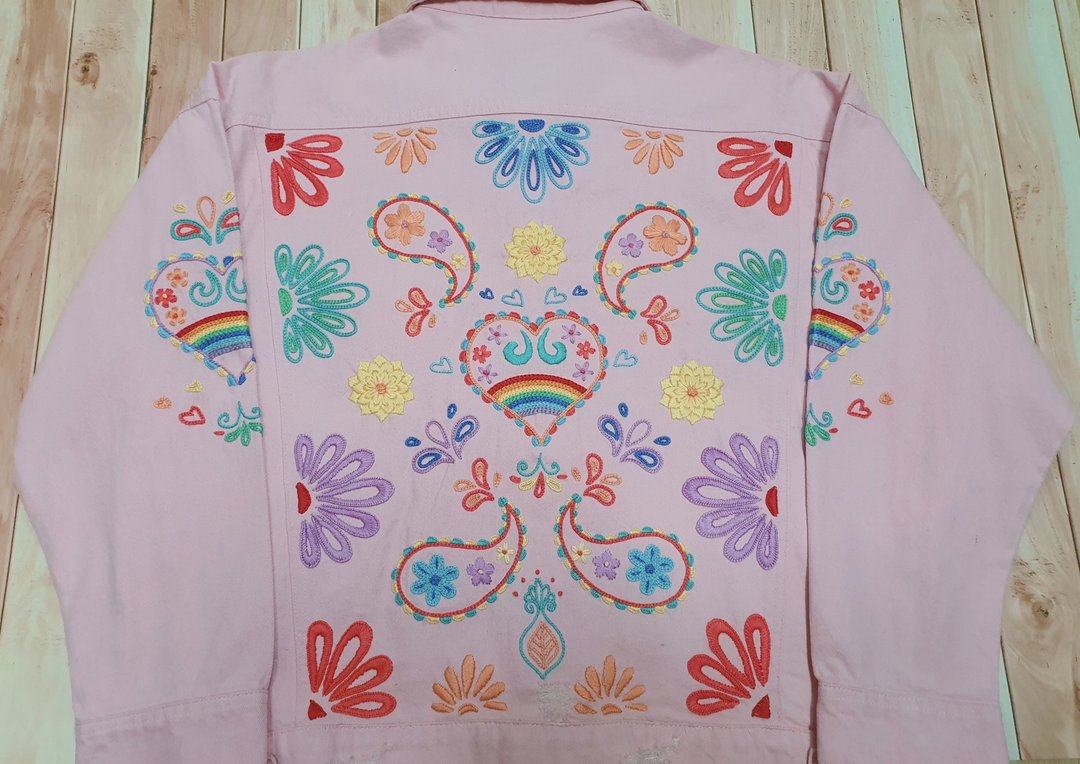手绣外套 经典佩斯利图纹，点缀着花朵、彩虹与爱心。 - 女装休闲/机能外套 - 绣线 粉红色