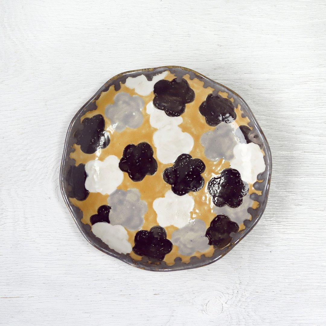 Chrysanthemum dish with plum blossom design, yellow glaze - 盘子/餐盘/盘架 - 陶 黄色