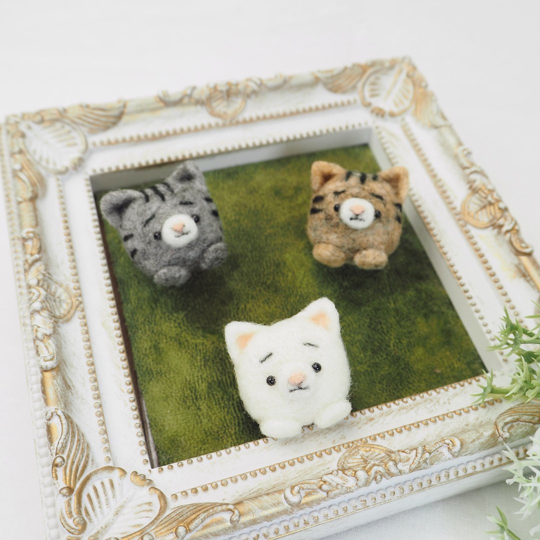 -它在等你喔- “まゆねこ”胸针 各式 (单色、虎斑、斑点、三色猫等) 羊毛毡 - 胸针 - 羊毛 白色
