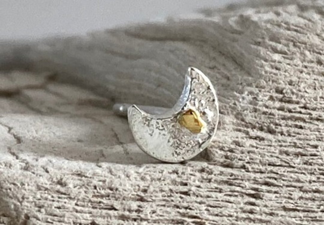 K24 Pure Gold Eyes Silver Crescent Stud Earrings Can be ordered from one ear - 耳环/耳夹 - 宝石 