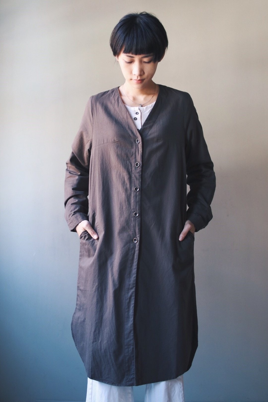 Omake V领排扣长版衬衫洋装(卡其) - 女装衬衫 - 棉 卡其色