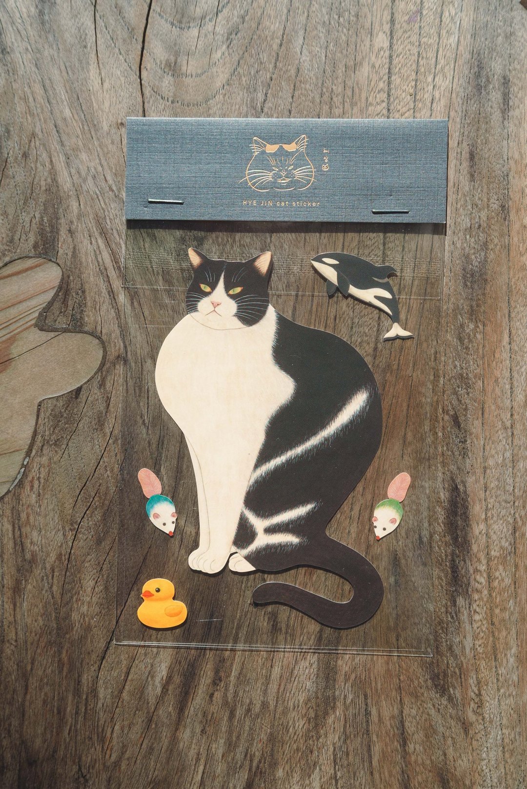 奔驰猫与他的玩具。韩国艺术家创作 猫咪贴纸 - 贴纸 - 纸 