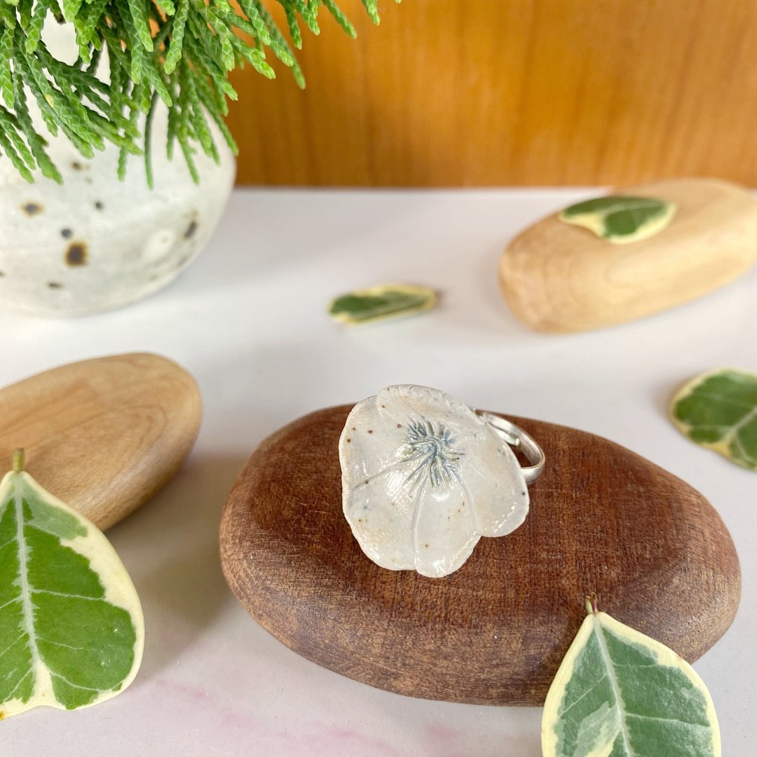 花朵戒指 (款号 43) / ceramic ring / handmade - 戒指 - 陶 白色