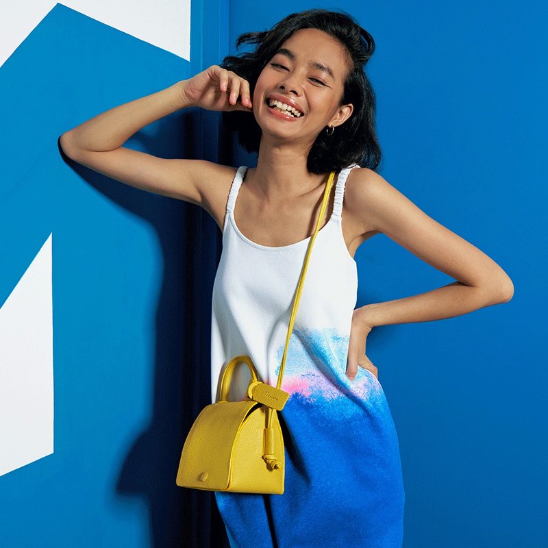 Yellow color Semi Triangle cross body กระเป๋าสะพายข้างสีเหลือง - 手提包/手提袋 - 人造皮革 黄色