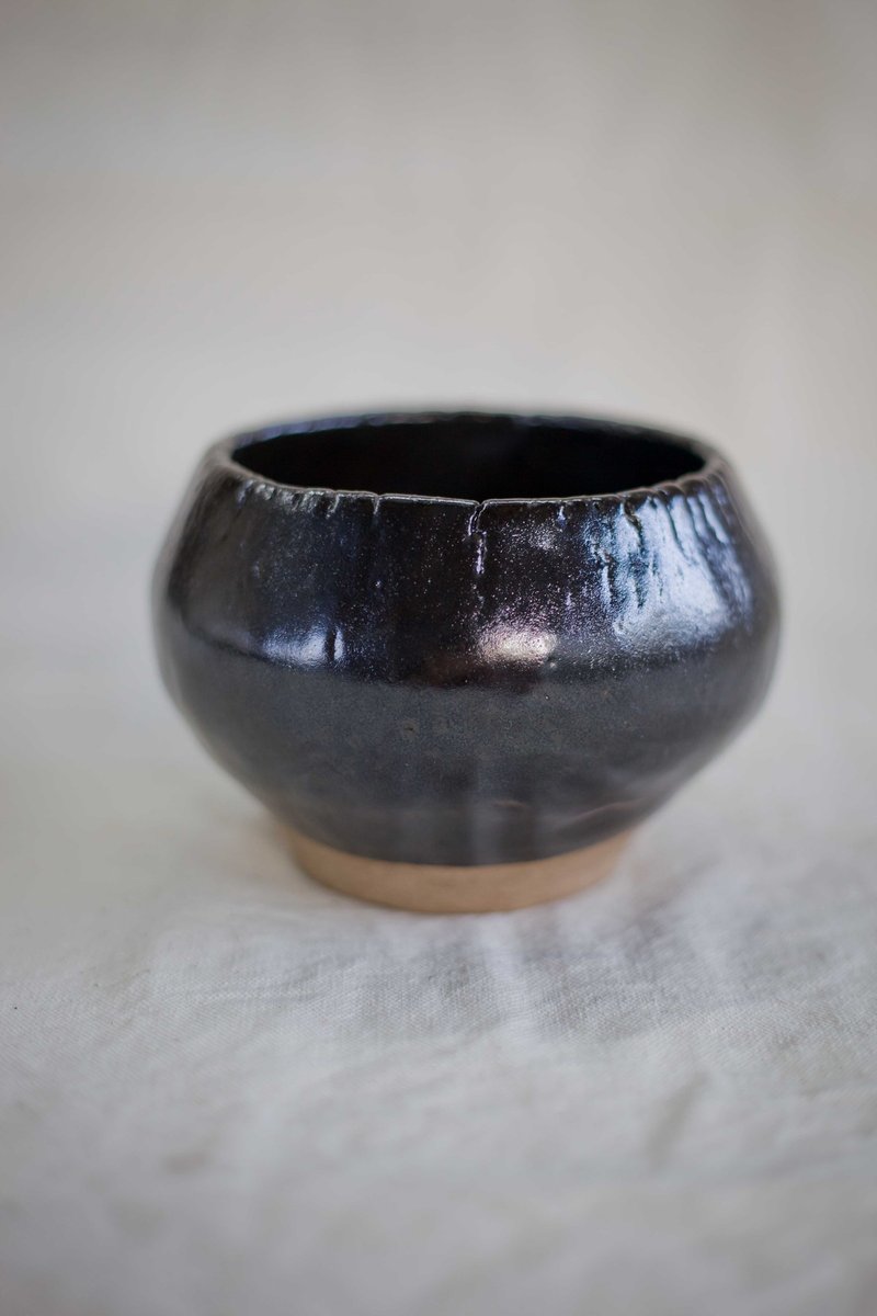 【细雨手作工坊】手捏陶-[黑光粼粼]抹茶碗 - 茶具/茶杯 - 其他材质 多色