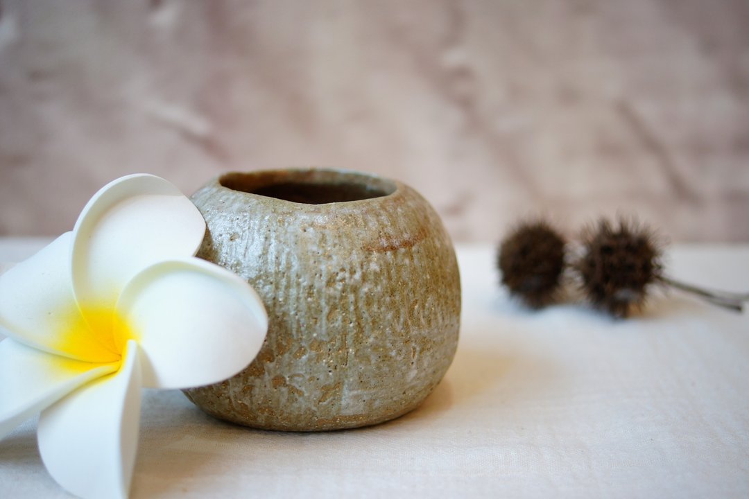 手捏球形花入 Ø5.5cm 花器 多肉植栽小盆器 摆饰 - 植栽/盆栽 - 陶 卡其色
