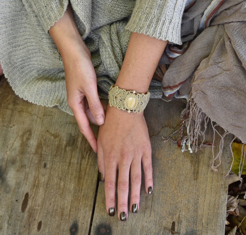 Beige macrame bracelet, yellow lace agate jewelry, bohemian style bracelet - 手链/手环 - 宝石 