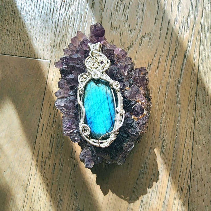 【曲水辰手作】拉长石金属线编织吊坠 - 项链 - 宝石 蓝色