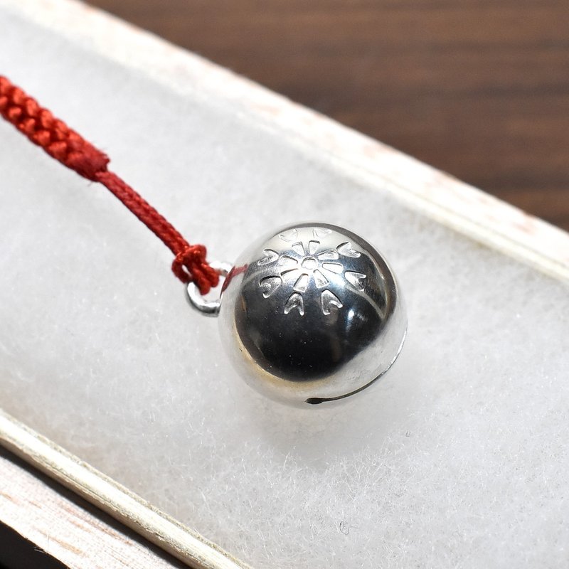 手工银铃 : 花卉刻纹守护铃根付挂饰 (匠人手作 Silver 950) - 挂绳/吊绳 - 银 银色