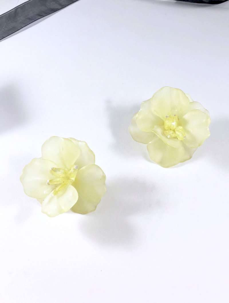 Vintage 60s Pastel Flower Statement Earrings - 耳环/耳夹 - 其他金属 黄色